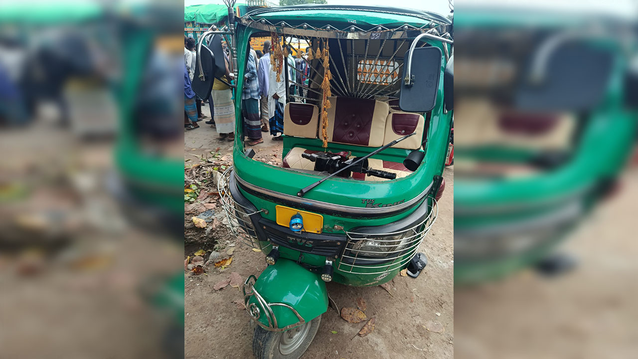 কুষ্টিয়ায় যানবাহনের ত্রিমুখী সংঘর্ষে প্রাণ গেল অটোরিকশাযাত্রীর