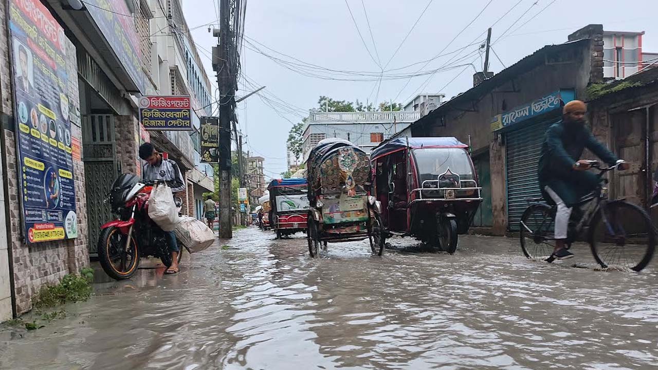 এক ঘণ্টা বৃষ্টিতে কুষ্টিয়া শহরে জলাবদ্ধতা