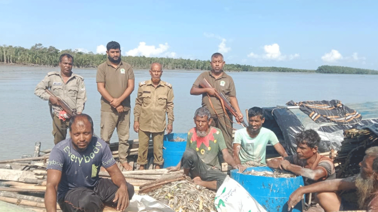 পূর্ব সুন্দরবনে নিষিদ্ধ খালে মাছ ধরায় ৫ জেলেকে আটক