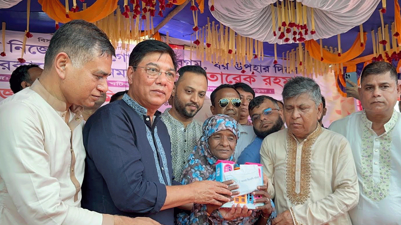 শাহবাগের ফুটপাত থেকে রতনপুরে নতুন বাড়ি পেলেন গোলাপি বেগম