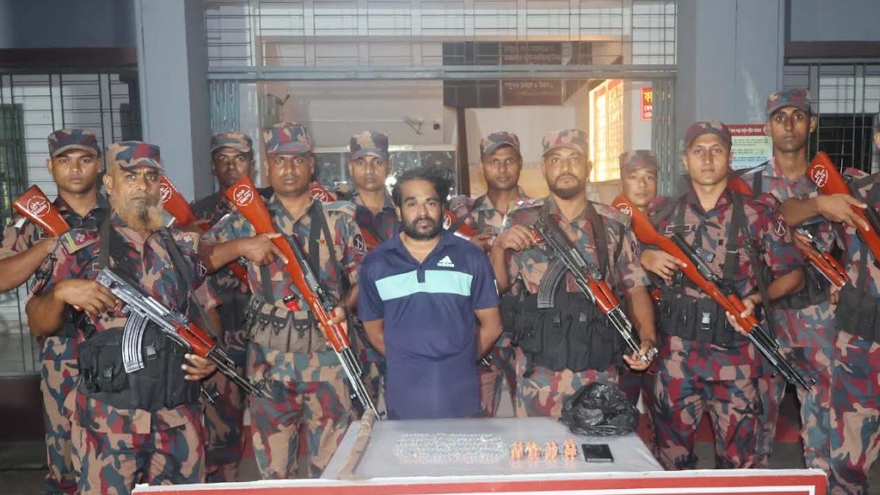 দিনাজপুরে মাদক-অস্ত্রসহ ৭ মামলার আসামি গ্রেপ্তার