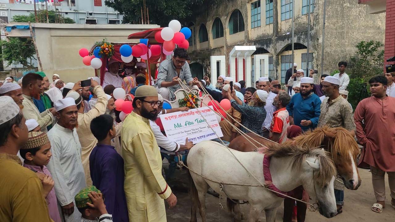 ৪১ বছর মুয়াজ্জিনের দায়িত্ব শেষে ঘোড়ার গাড়িতে বিদায় পেলেন আবু