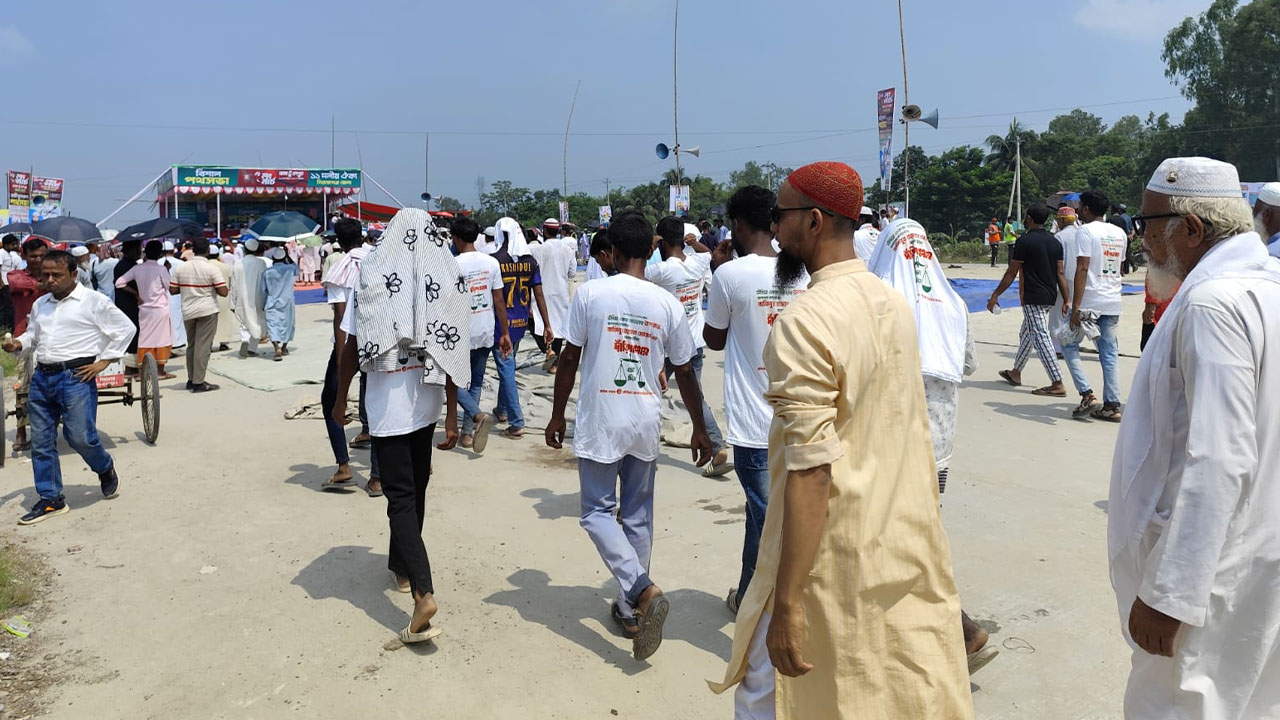 রোদ উপেক্ষা করে সিরাজগঞ্জে ১১ দলের পথসভায় নেতাকর্মীরা