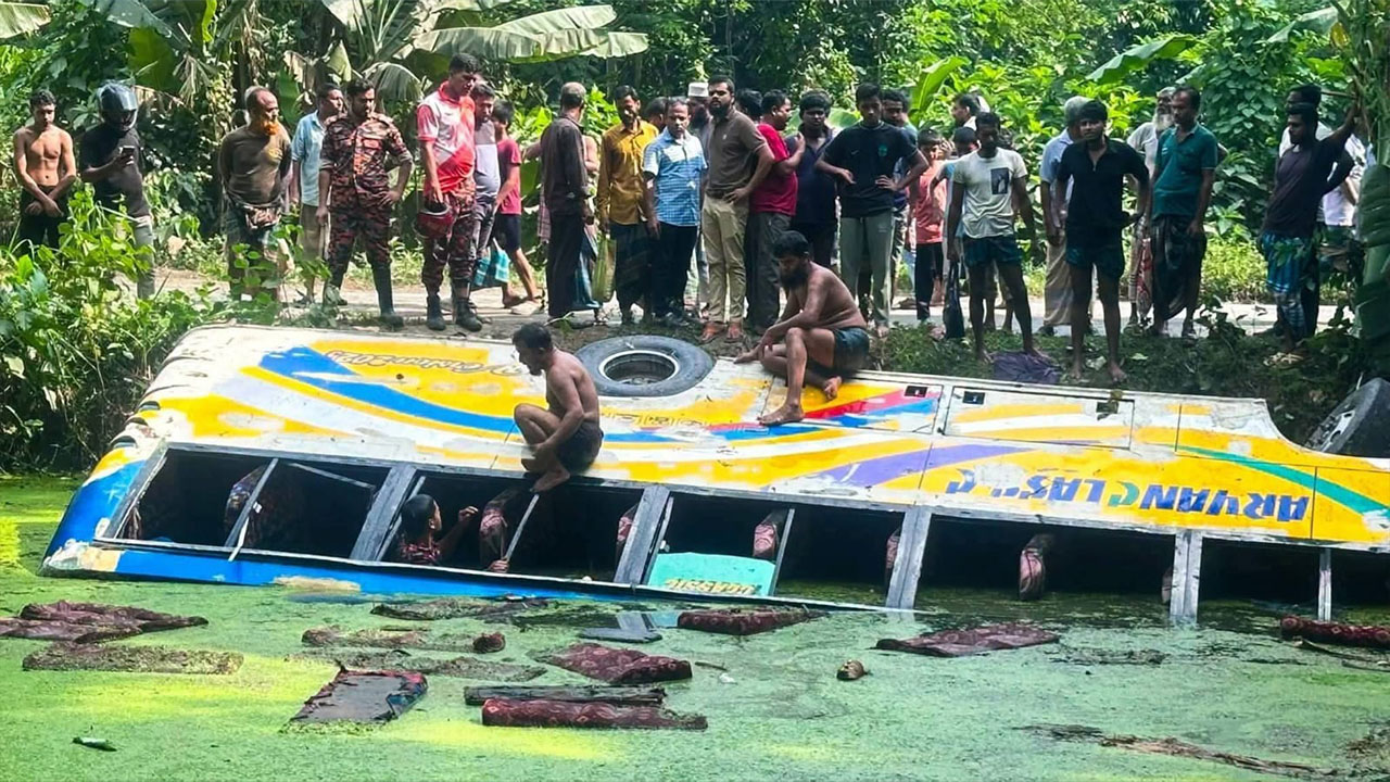 বরিশালে পুকুরে পড়ে বাস, নিহত এক