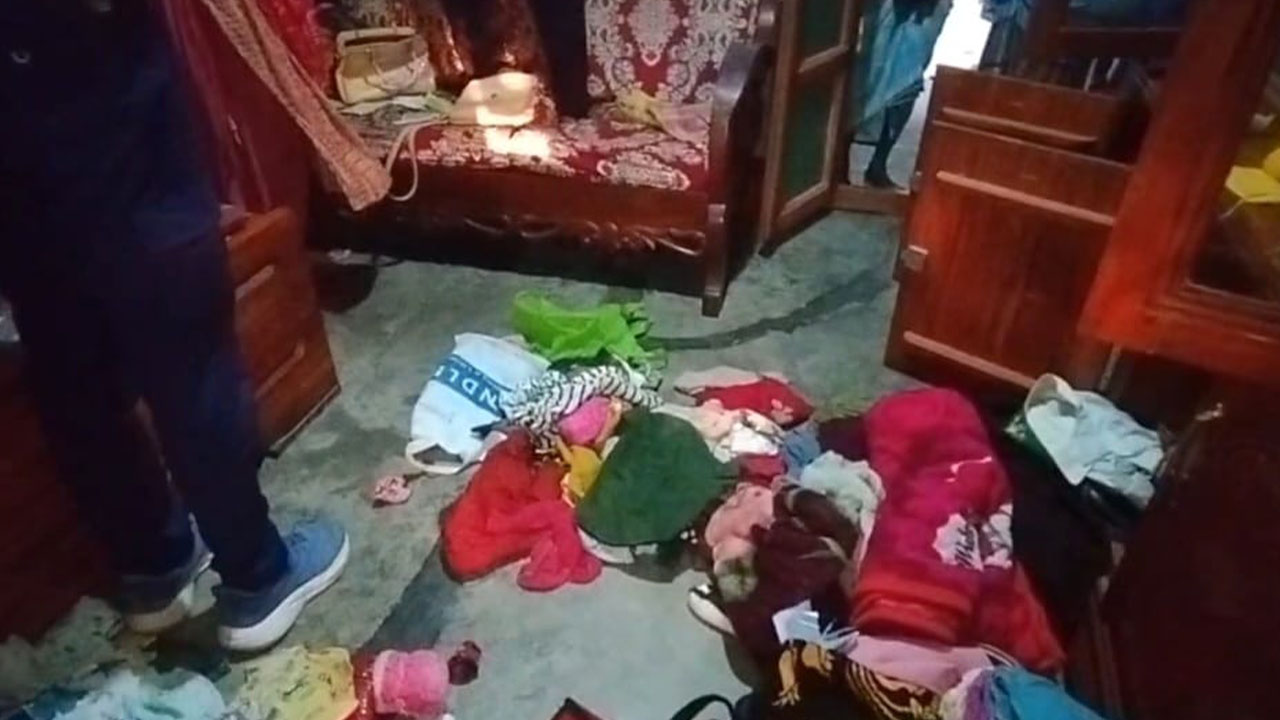 মানিকগঞ্জে খাবার খেয়ে অসুস্থ হয়ে হাসপাতালে ভর্তি পরিবারের বাড়িতে চুরি