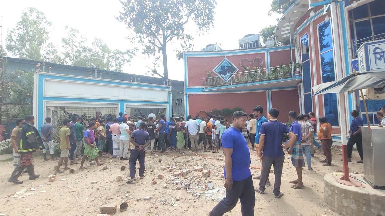 বগুড়ায় ফিলিং স্টেশনে গ্যাস প্ল্যান্ট বিস্ফোরণে ৫ আহত