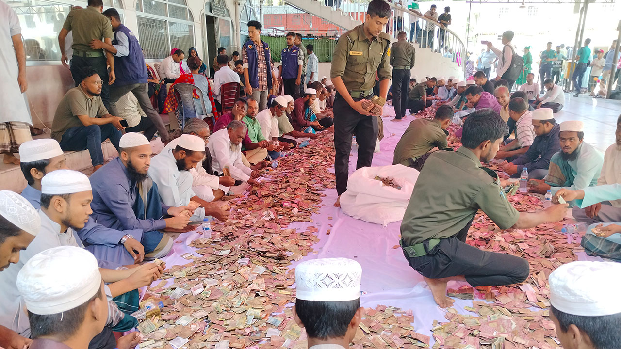 চতুর্থ দফায় শাহজালাল মাজারে দানবাক্সের টাকা গণনা