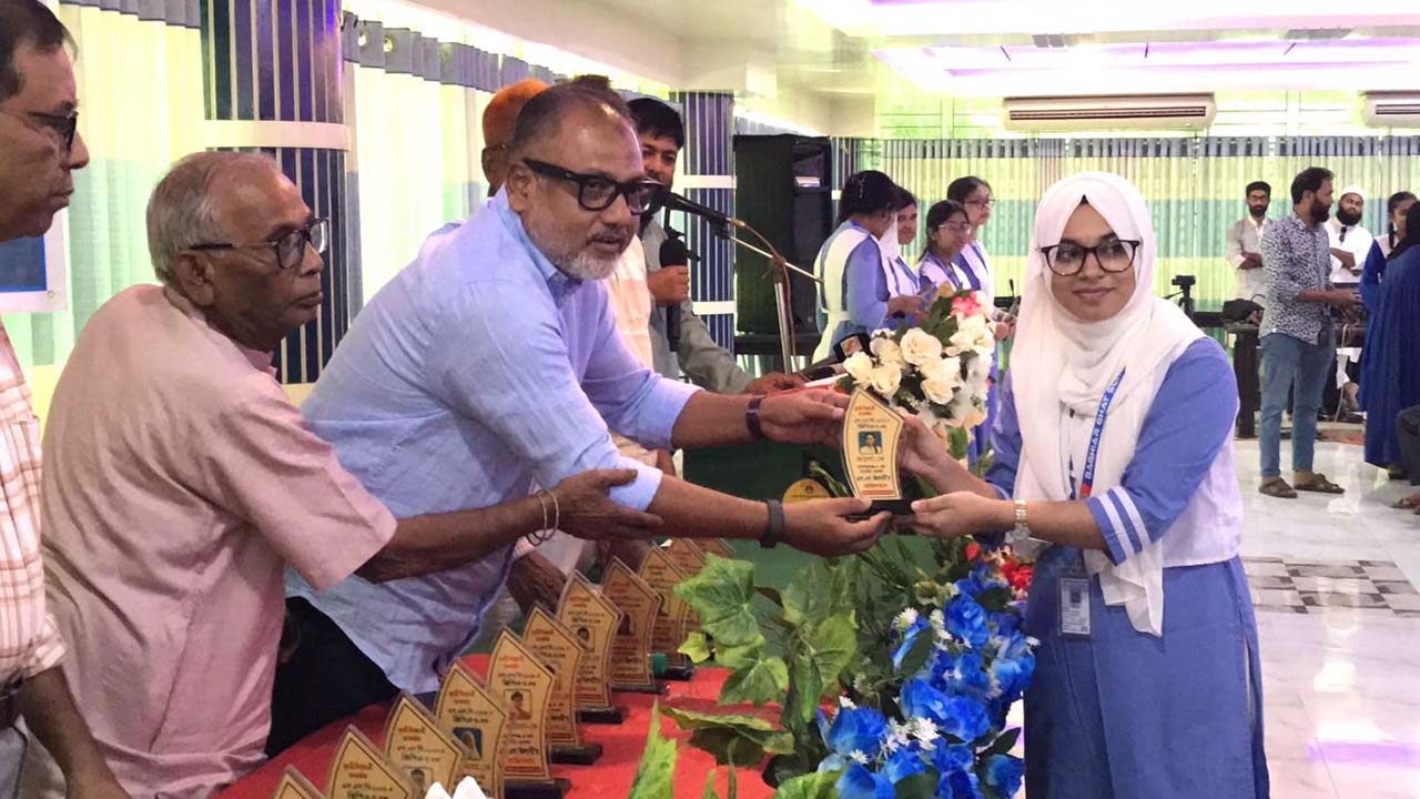 শিক্ষা ব্যবস্থার মেরুদণ্ড ভেঙেছে: এমপি জিলানী
