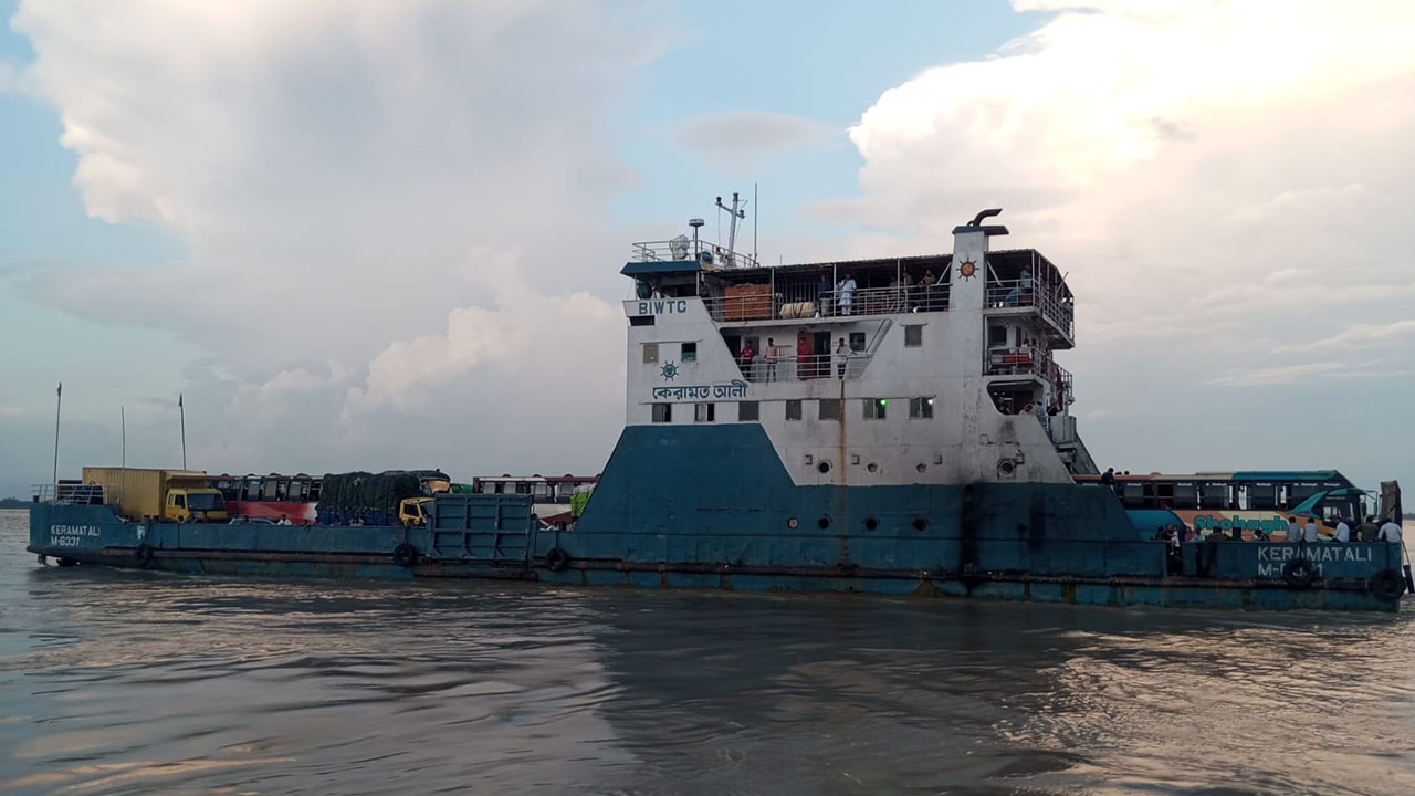 নাব্যসংকটে দৌলতদিয়ায় ৭ নম্বর ফেরিঘাট বন্ধ