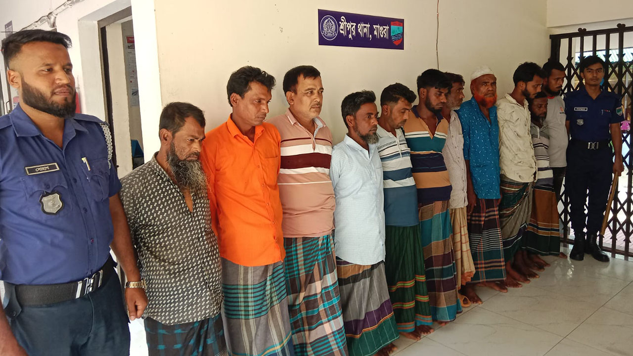 মাগুরার শ্রীপুরে জুয়ার আসরে অভিযানে আটক ১১