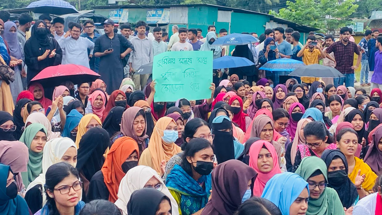 শিক্ষার্থীদের স্লোগান/‘কুমিল্লায় মানুষ মরে, পুলিশ গিয়ে মেডেল ধরে’