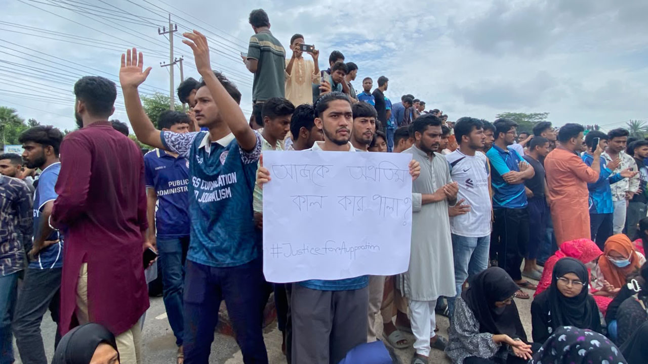 কুমিল্লায় ছাত্র হত্যার বিচার দাবি করে সড়ক অবরোধ