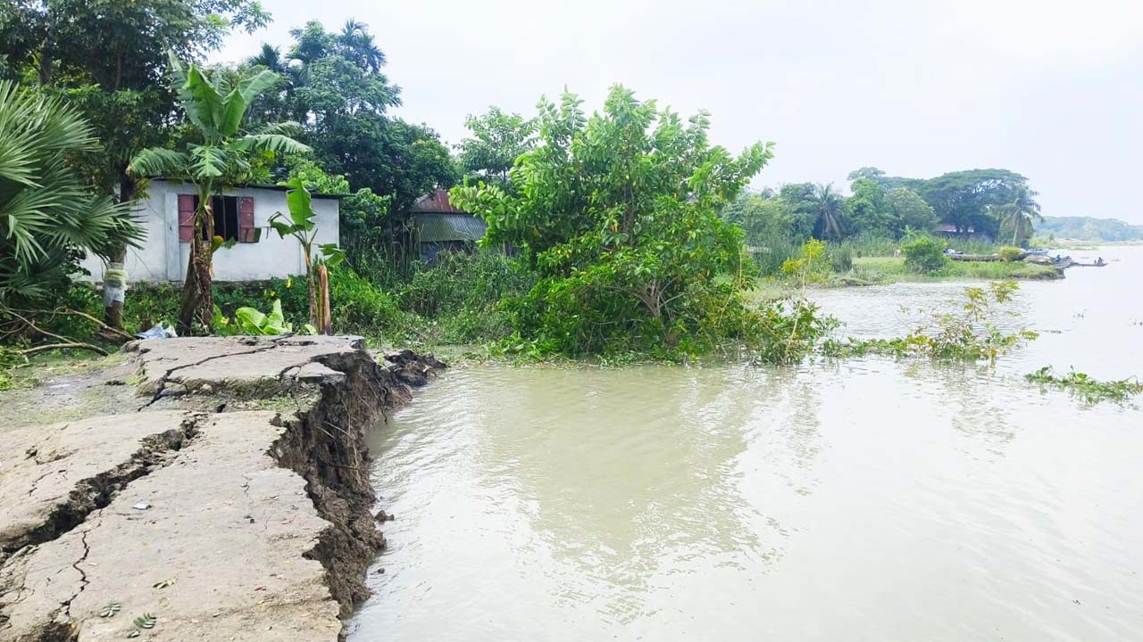 সুগন্ধায় ভাঙনে বিলীন বাবুগঞ্জ বাজারের প্রায় ২০০ গজ এলাকা