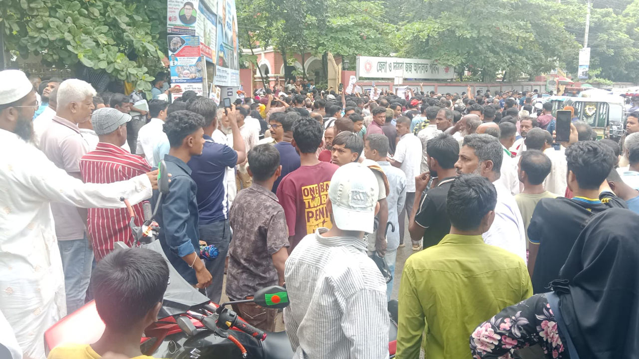 পাবনায় শিশু কলি হত্যা মামলায় আদালত ও ডিসি অফিস ঘেরাও