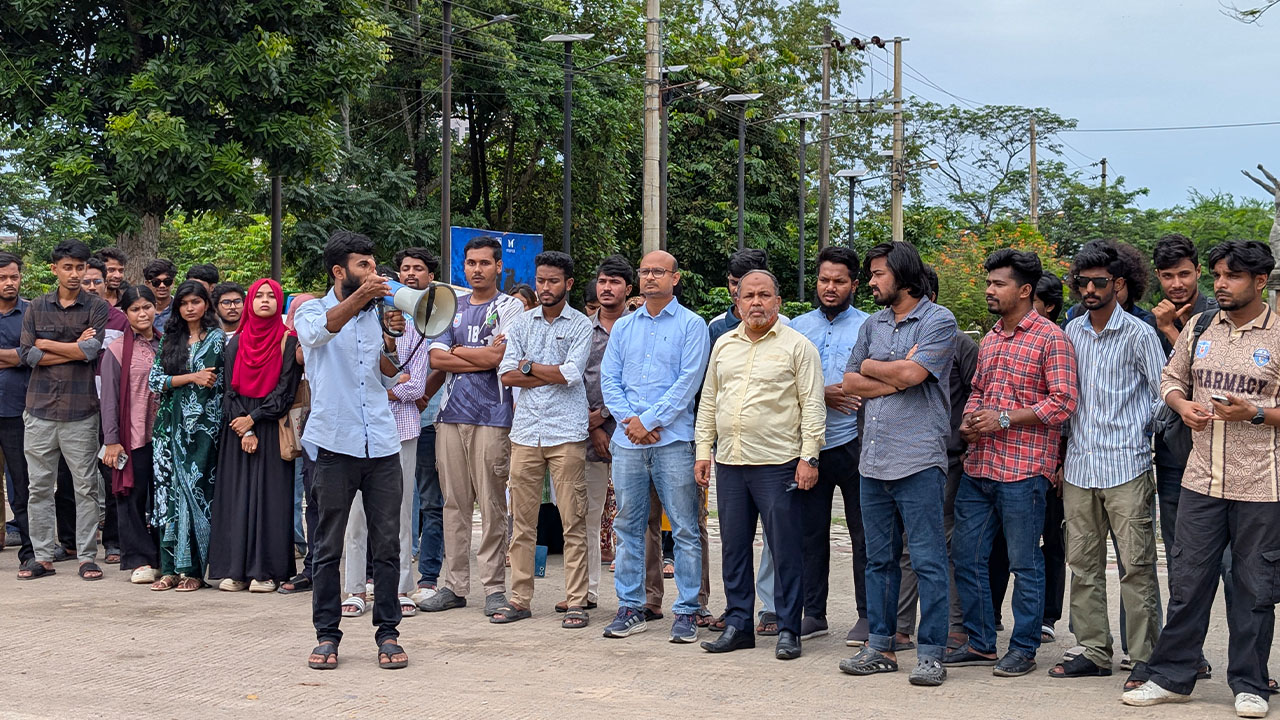 খুবি শিক্ষার্থীদের প্রতিবাদ সমাবেশ