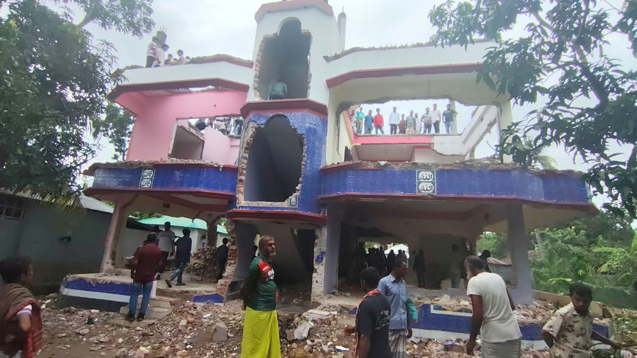 পাবনায় শিশু কলি হত্যার আসামির বাড়িতে তৃতীয় দিনেও ভাঙচুর
