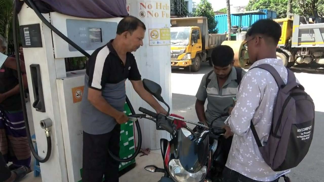 জ্বালানি তেলের দাম বৃদ্ধিতে নাটোরে ক্ষোভ