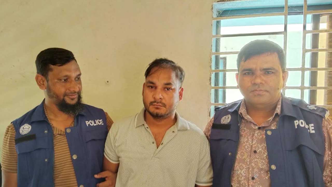বিএনপি নেতার স্কুলে আত্মগোপনে থাকা ছাত্রলীগ নেতা গ্রেপ্তার