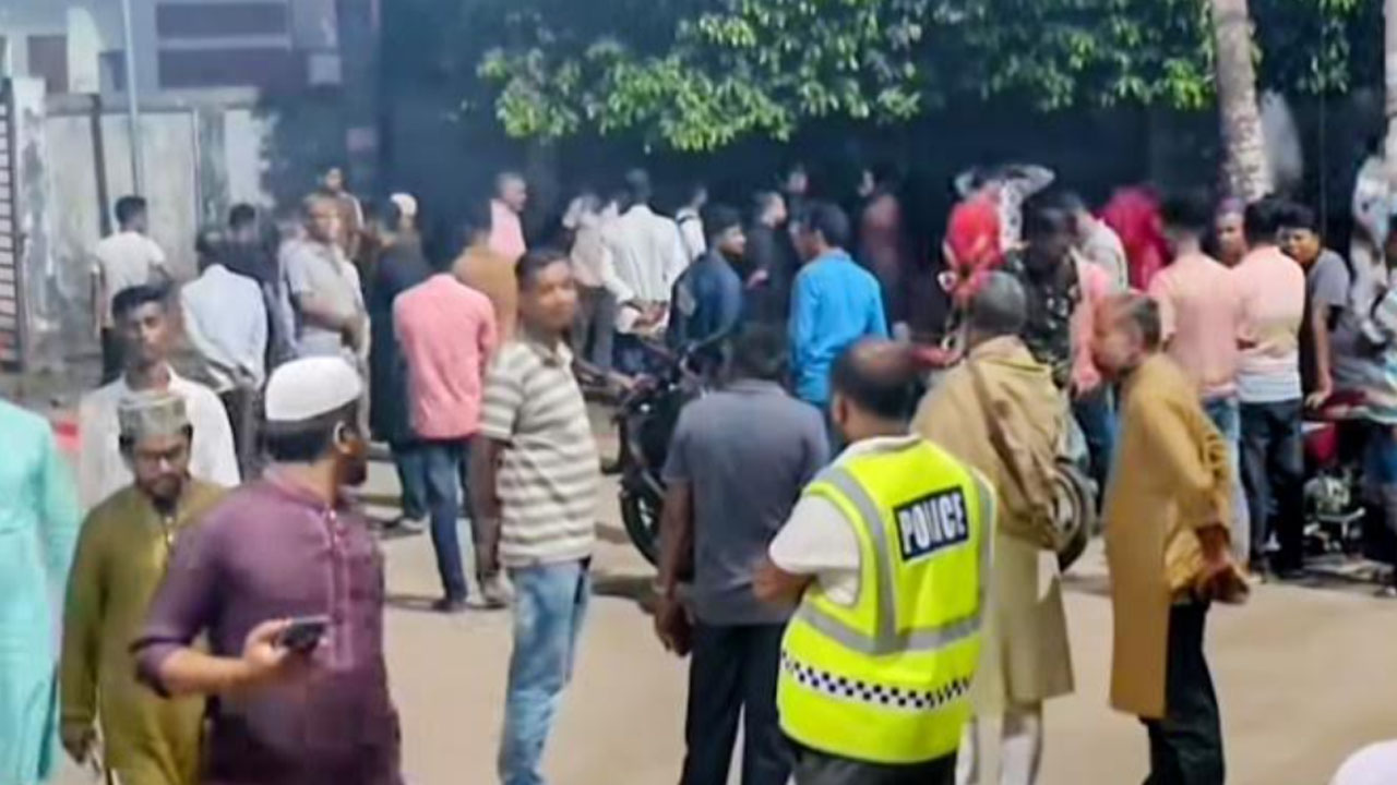 বাউফলে মেয়র প্রার্থী ঘোষণা ঘিরে উত্তেজনা ও বিস্ফোরণে আতঙ্ক
