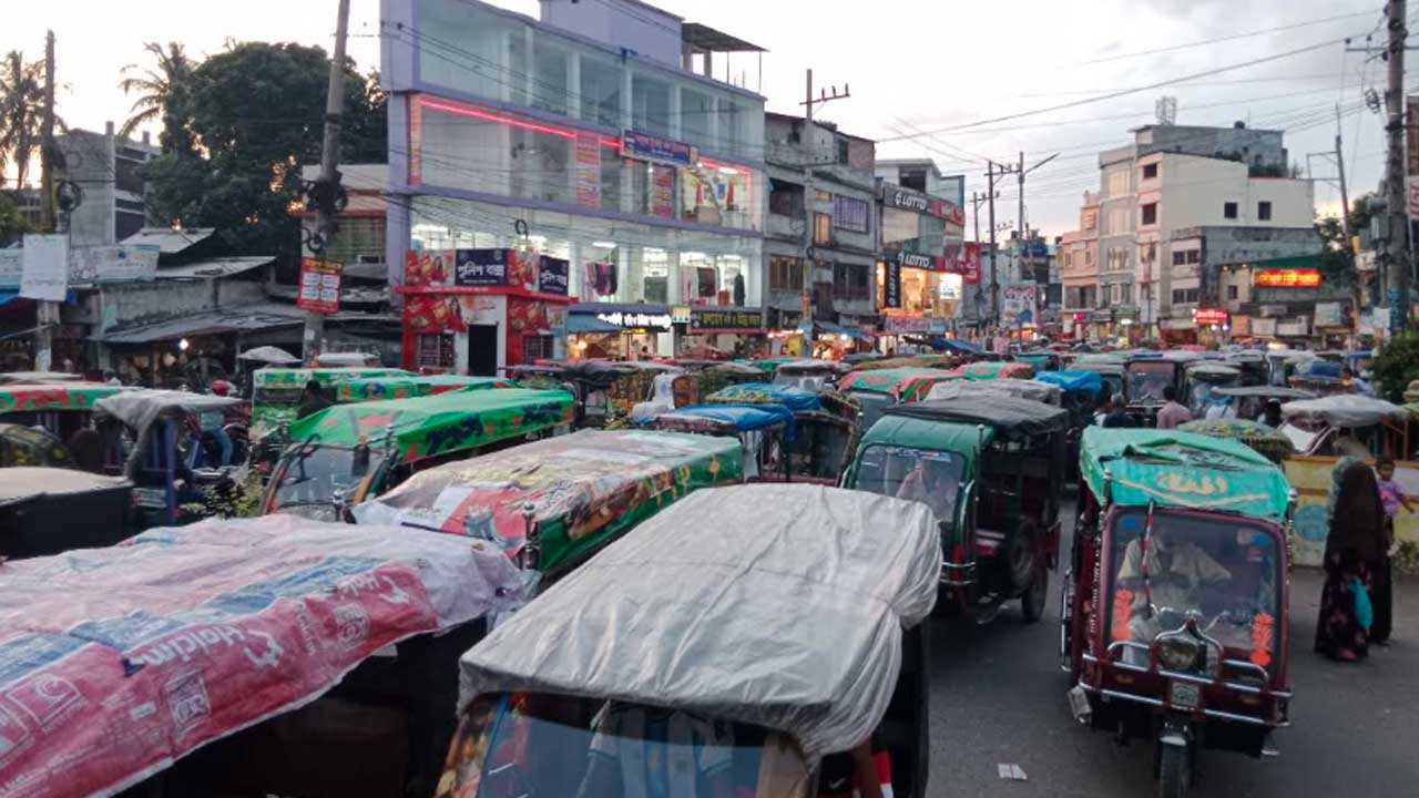 নাটোরে অনুমোদিতের দশগুণ অটোরিকশায় যানজটে ভোগান্তি