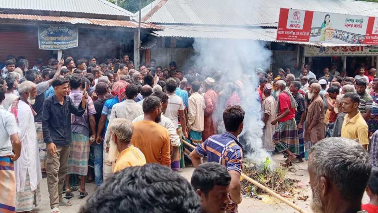 সার বিতরণে বিলম্বে কৃষকদের ক্ষোভ, সড়ক অবরোধ