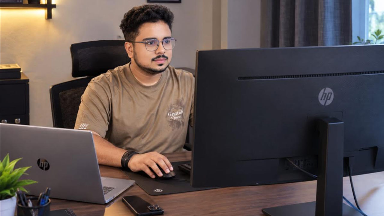 ১৬ বছরে মাদ্রাসাছাত্রের ফ্রিল্যান্সিং সাফল্য