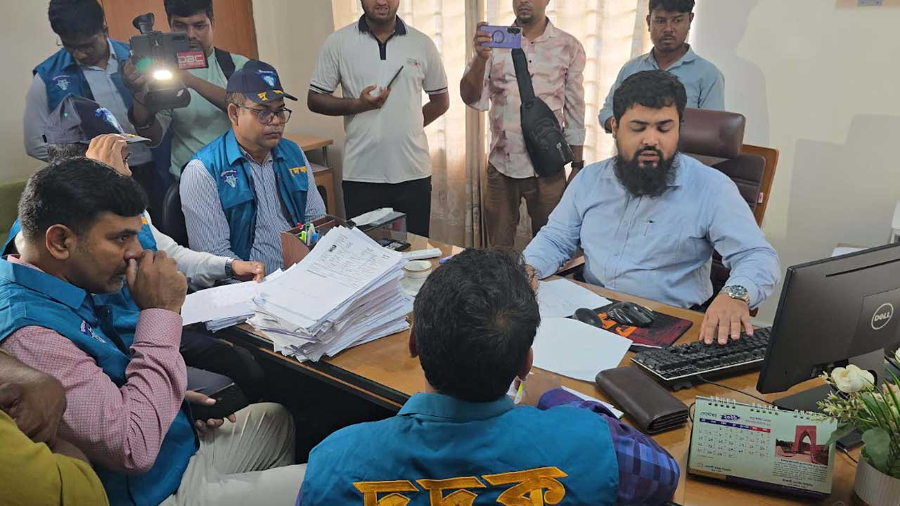 দুর্নীতি দমন কমিশনের জামালপুর পাসপোর্ট অফিসে অভিযান