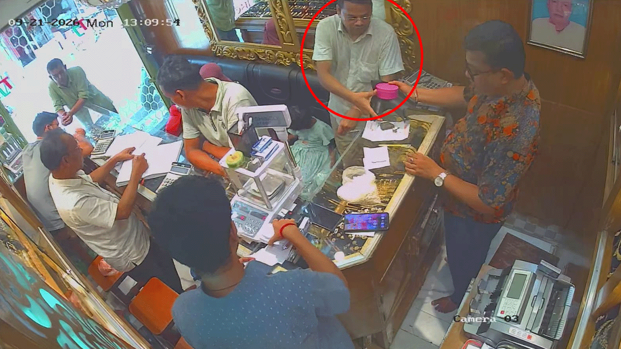 লক্ষ্মীপুরে ২২ ভরি স্বর্ণ নিয়ে পালিয়ে থাকা ব্যবসায়ী গ্রেপ্তার