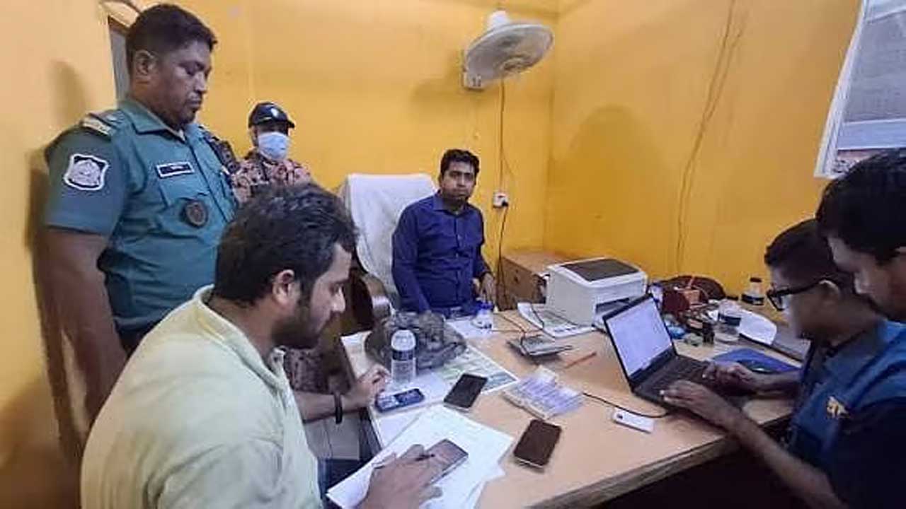 চট্টগ্রামে ঘুষের টাকাসহ সাব-রেজিস্ট্রার আটক
