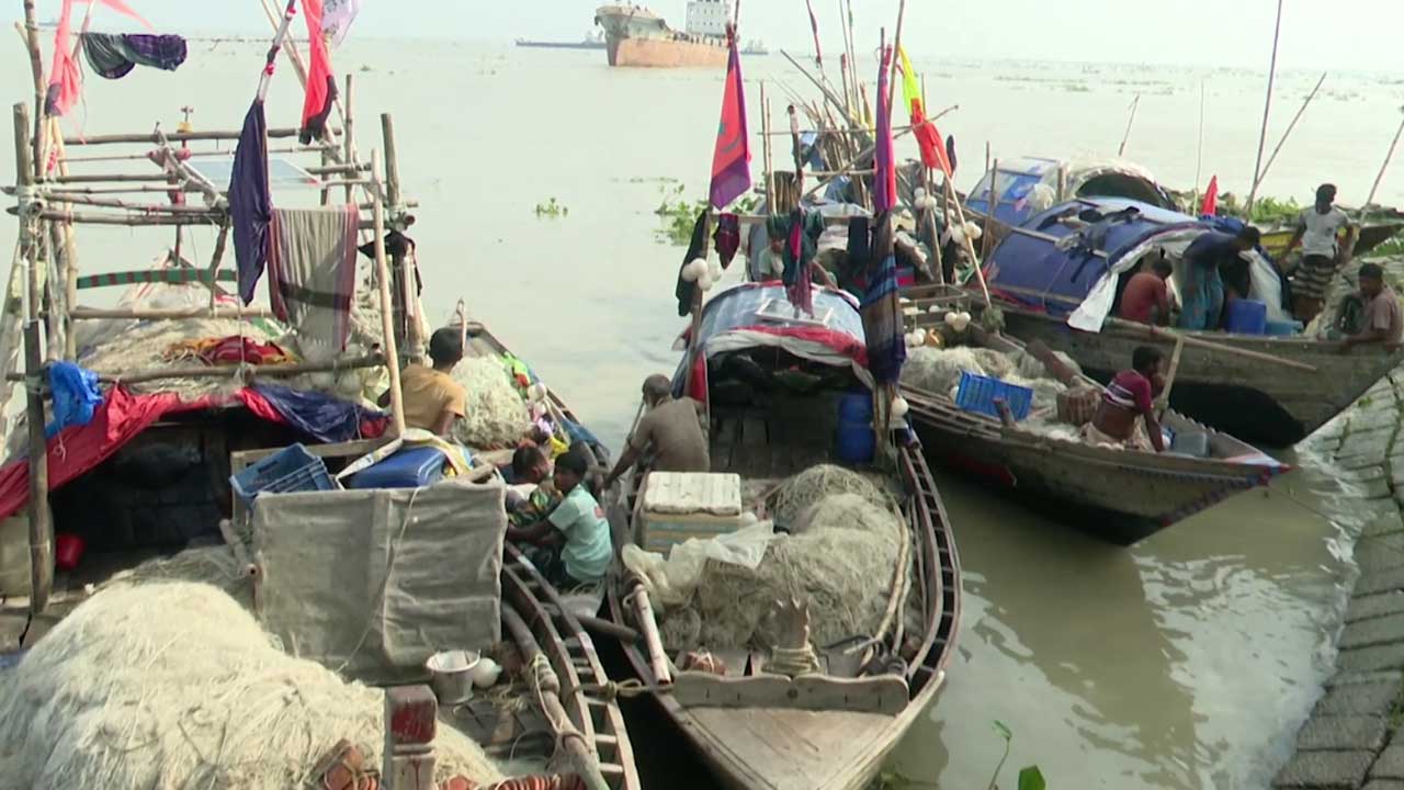 জ্বালানি তেলের দাম বৃদ্ধিতে ভোলার জেলেদের সংকট