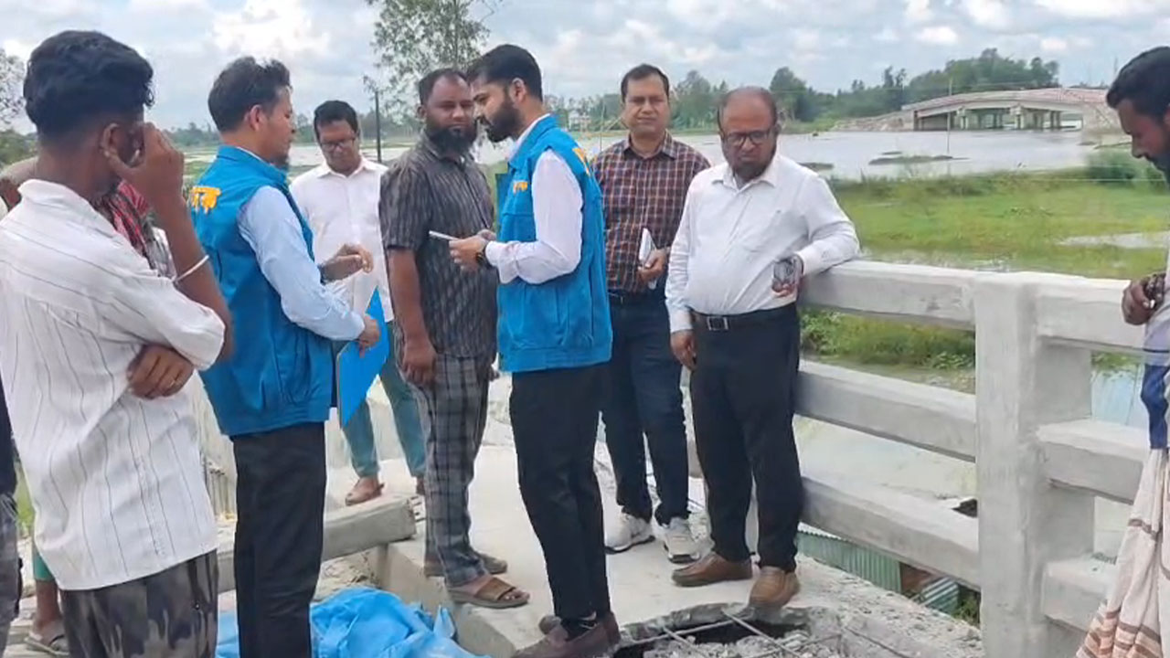 টাঙ্গাইলে ১০ কোটির সেতু নির্মাণে রডের বদলে বাঁশ, দুদকের অভিযান