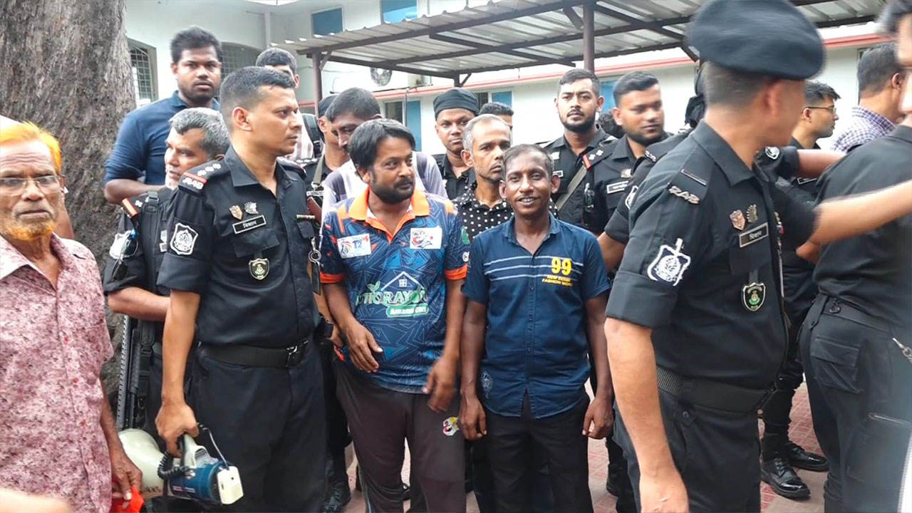 রামেক হাসপাতালে দালাল চক্রের বিরুদ্ধে অভিযান