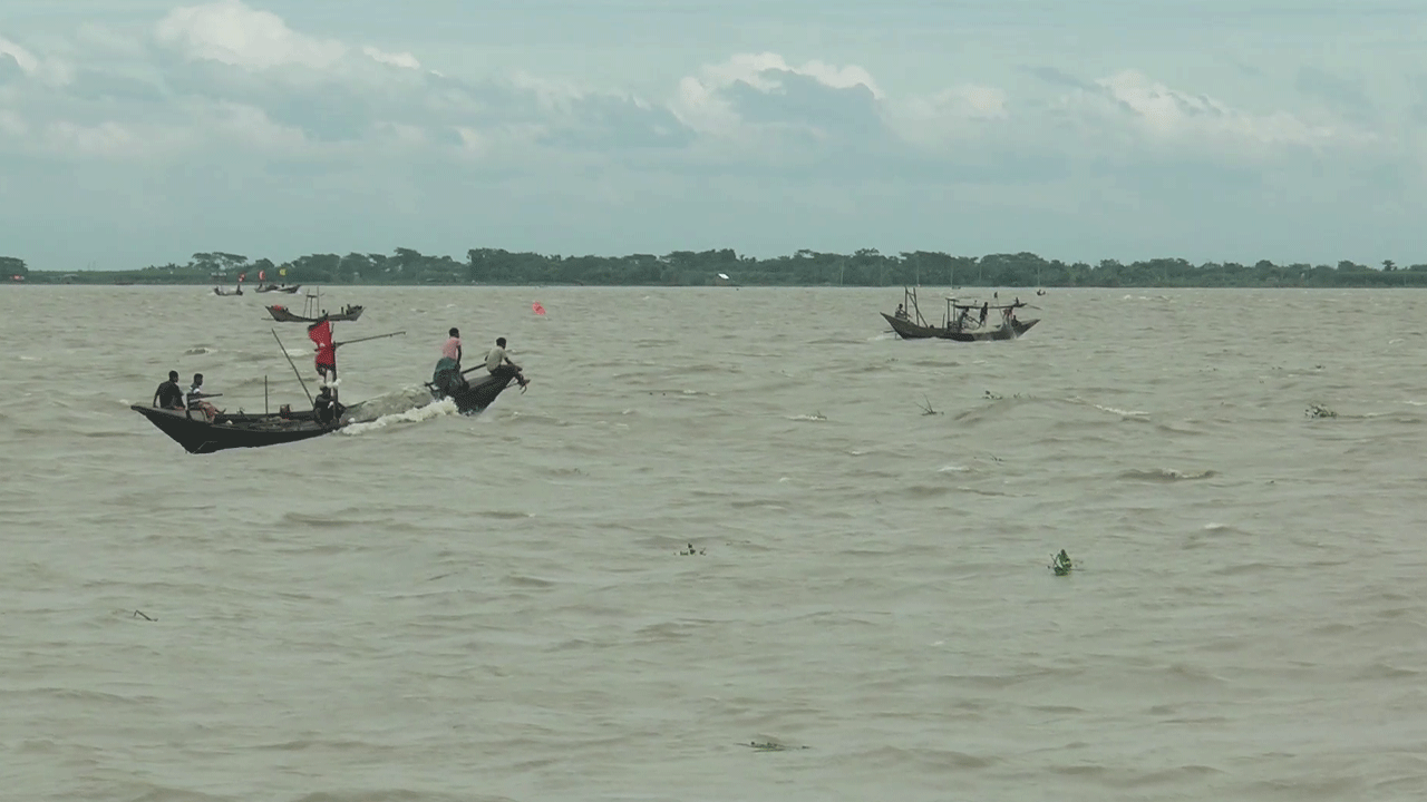 সাগরে আটকে ১৮ জেলে, উদ্ধারে দাবি স্বজনদের