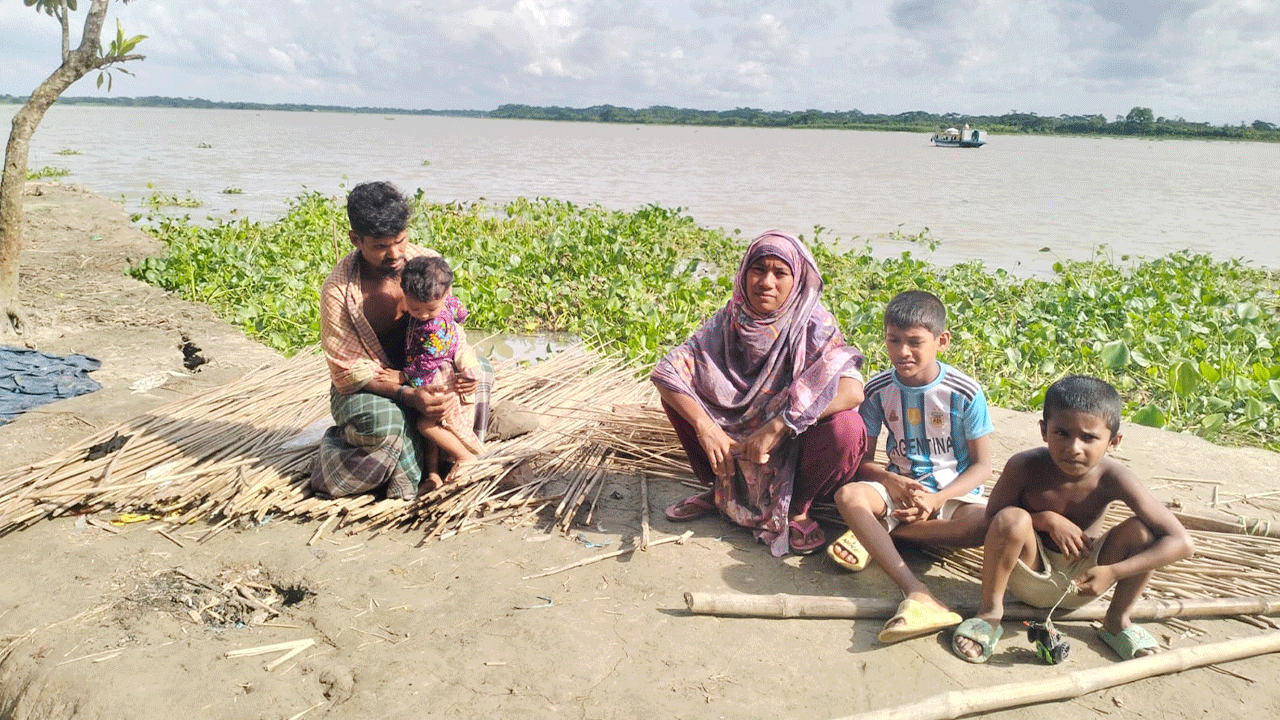 গৌরনদীতে নদীভাঙনে ৪০ পরিবার বসতভিটা হারাল