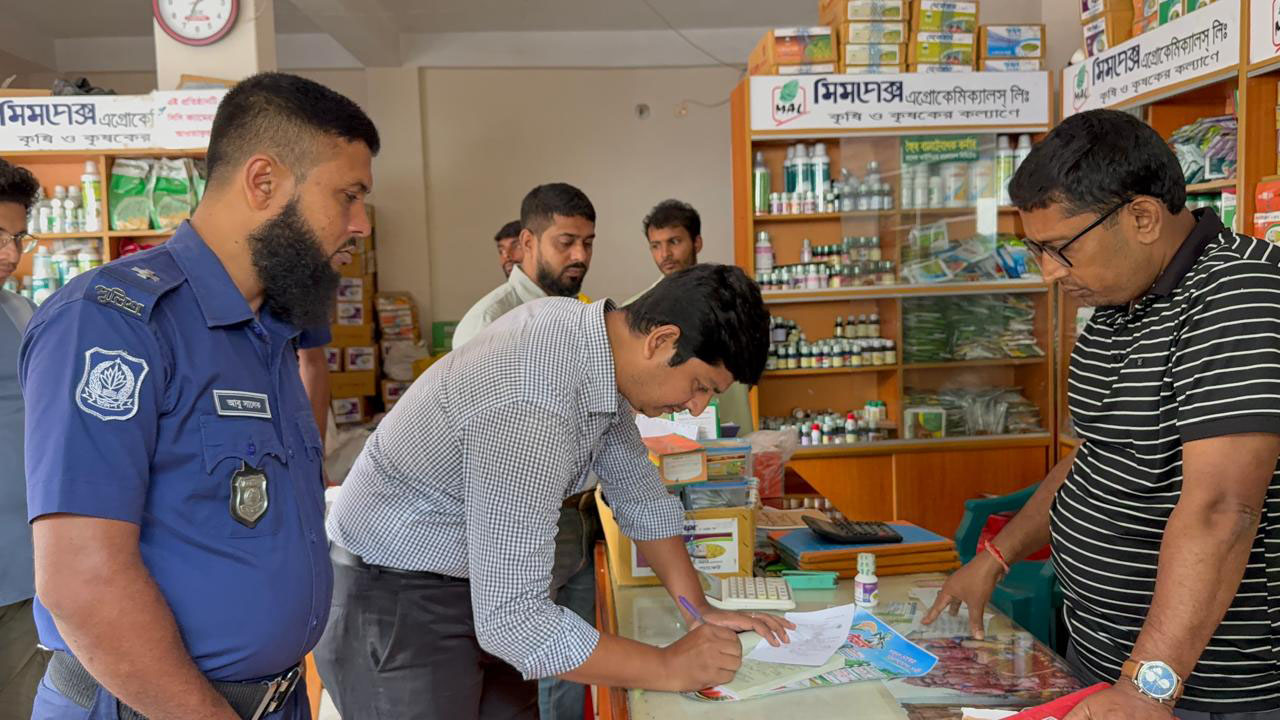 অতিরিক্ত দামে সার বিক্রিতে মাগুরায় ব্যবসায়ীকে জরিমানা