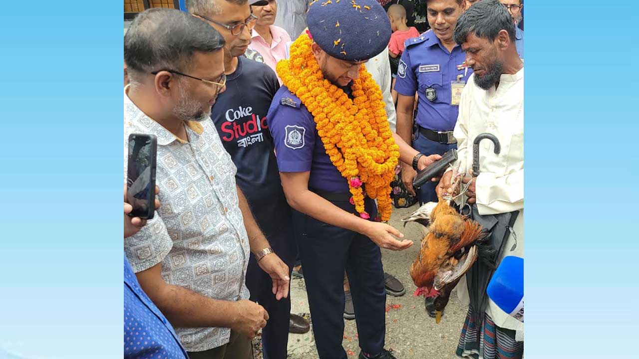 বিদায়ী ওসিকে লাউ-হাঁস উপহার, চোখে পানি