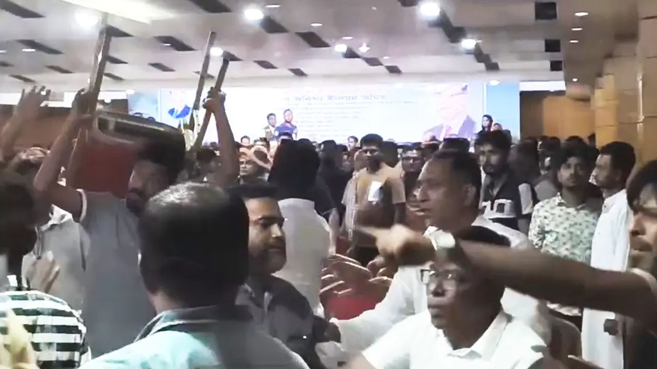 কুষ্টিয়ায় প্রতিমন্ত্রীর সামনেই ছাত্রদলের দুপক্ষের হট্টগোল-হাতাহাতি