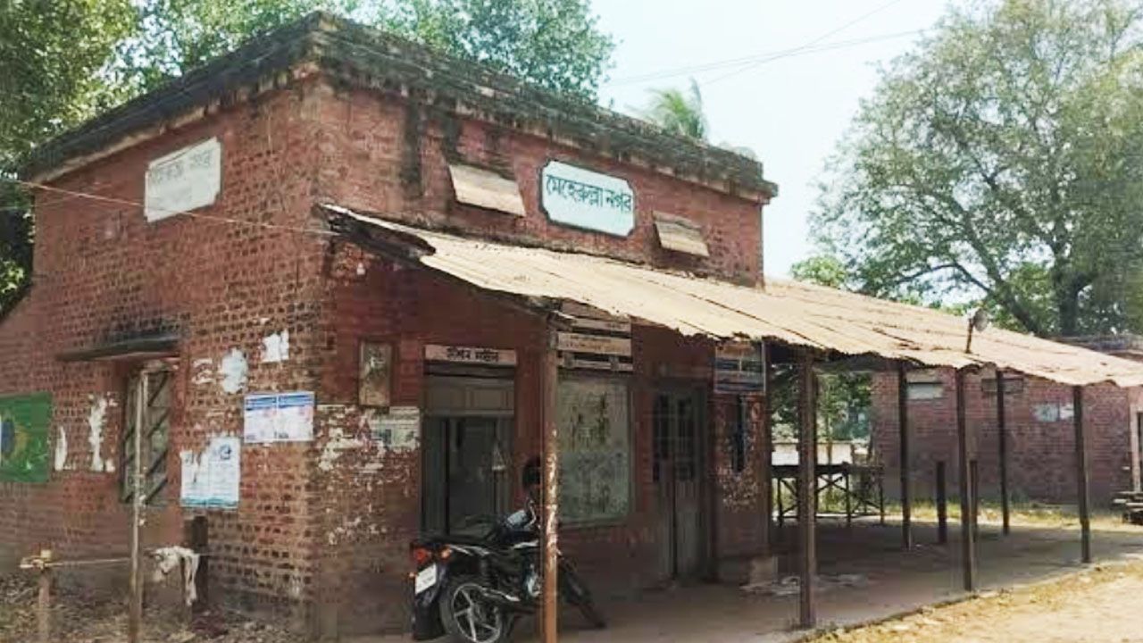 অব্যবহৃত শতবর্ষী তিন রেলস্টেশন, আগাছায় ঢাকা কৃষি-অর্থনীতির সম্ভাবনা