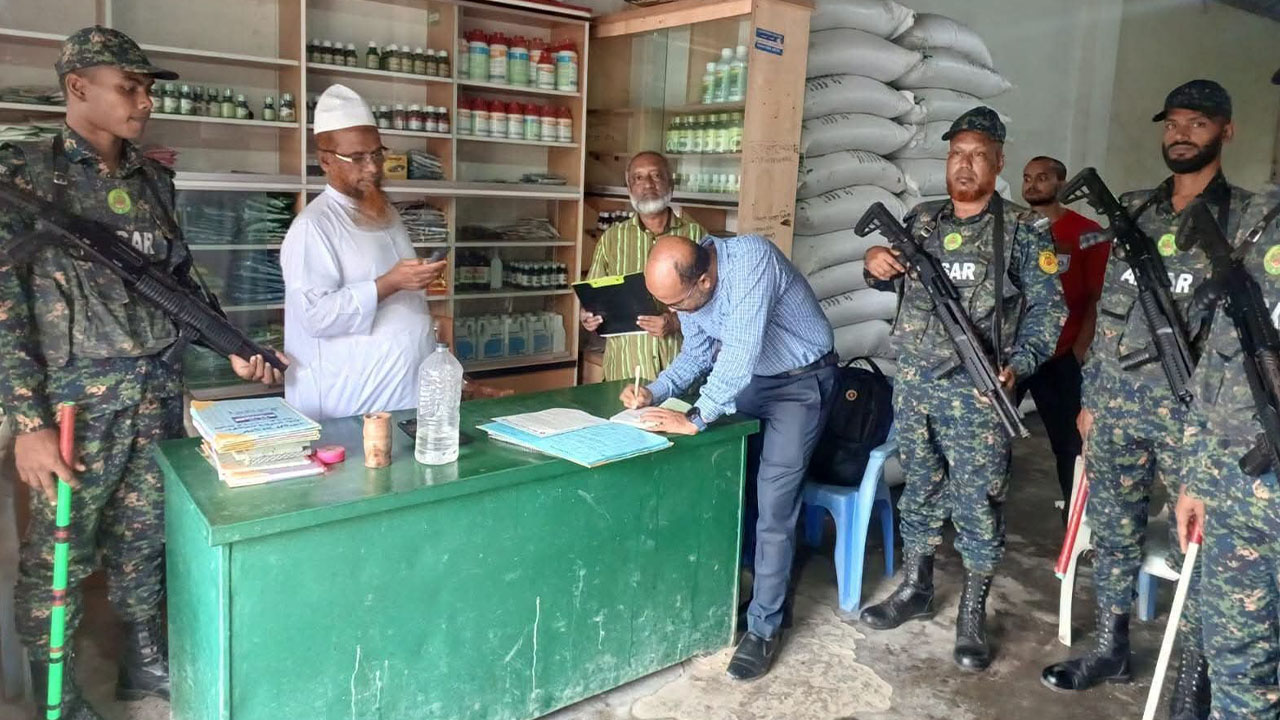 বস্তায় ৩০০ টাকা বেশি, সার ব্যবসায়ীকে এক লাখ টাকা জরিমানা