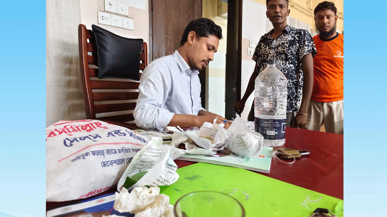 কুড়িগ্রাম/চিকিৎসকের টেবিলে ছড়িয়ে-ছিটিয়ে খাবারের প্যাকেট ও উচ্ছিষ্ট
