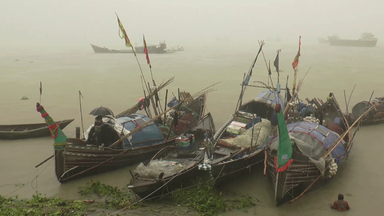 ভোলায় নিম্নচাপে উত্তাল নদী-সাগর, মাছ না ধরেই ঘাটে ফিরছেন জেলেরা