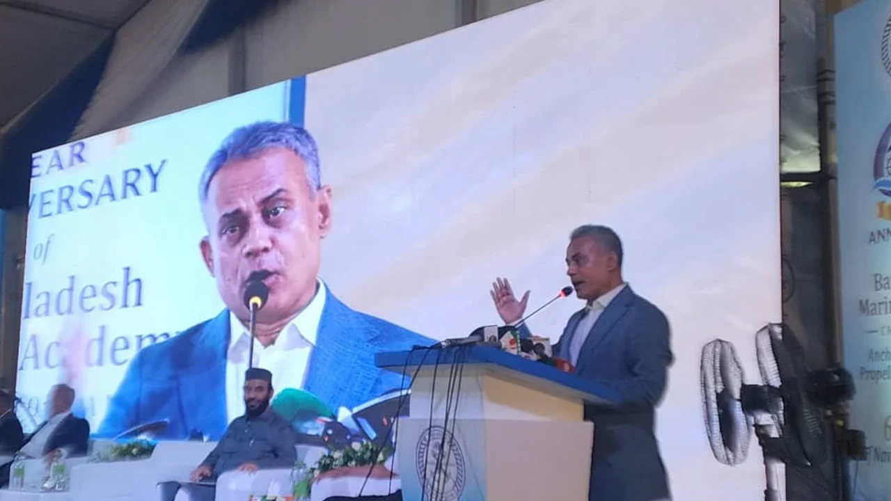 বিদেশি দক্ষ অপারেটরের মাধ্যমে চট্টগ্রাম বন্দরের স্থবিরতা দূর করা হচ্ছে