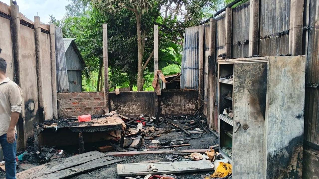 মাদকের টাকার জন্য মা-বোনকে পিটিয়ে ঘরে আগুন