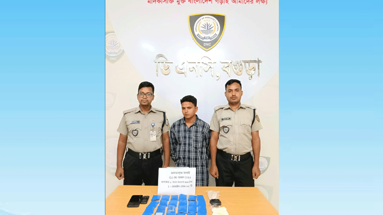 আন্ডারওয়্যারে লুকানো ছিল ৪ হাজার ইয়াবা, গ্রেপ্তার কাপড় ব্যবসায়ী