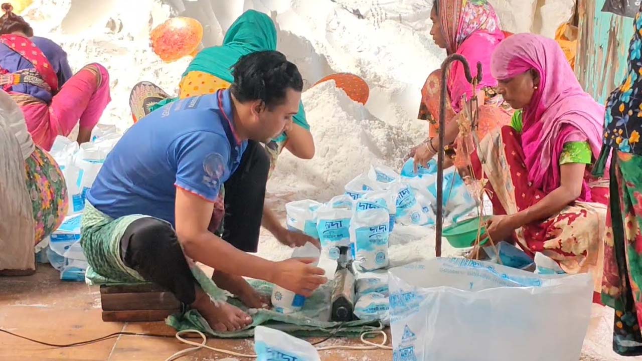 ঝালকাঠি/পুরোনো প্রযুক্তি আর বাড়তি খরচে অস্তিত্ব সংকটে লবণশিল্প