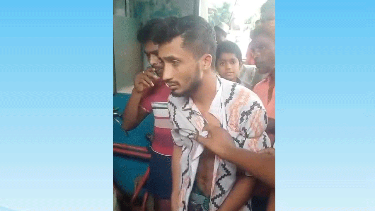 স্কুলের মালামাল বিক্রি করতে গিয়ে যুবক আটক