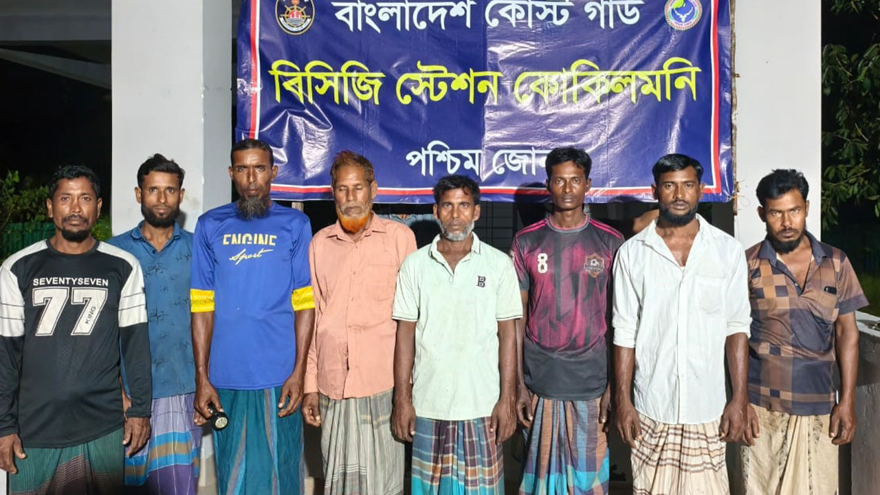 বিকল নৌকায় সমুদ্র ভাসছিলেন আট জেলে, উদ্ধার করল কোস্টগার্ড