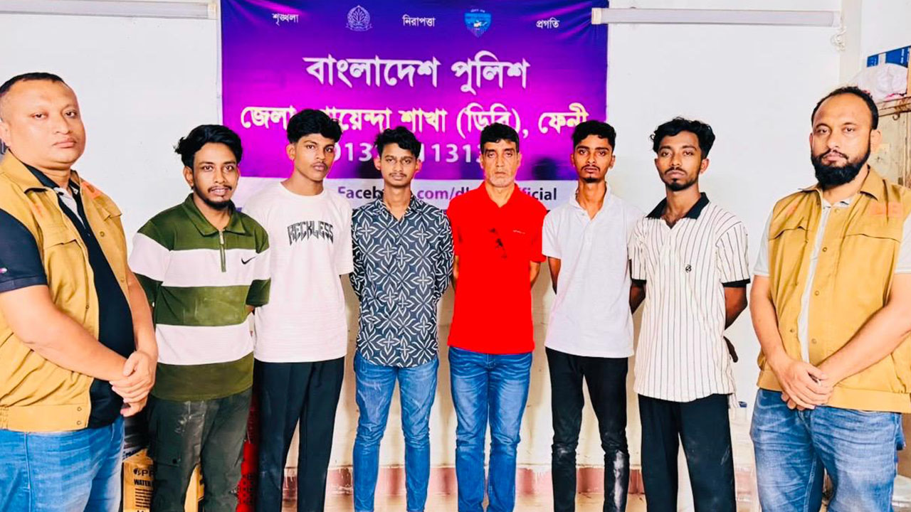 ফেনীতে মিছিলের প্রস্তুতি, সৈনিক লীগ নেতাসহ গ্রেপ্তার