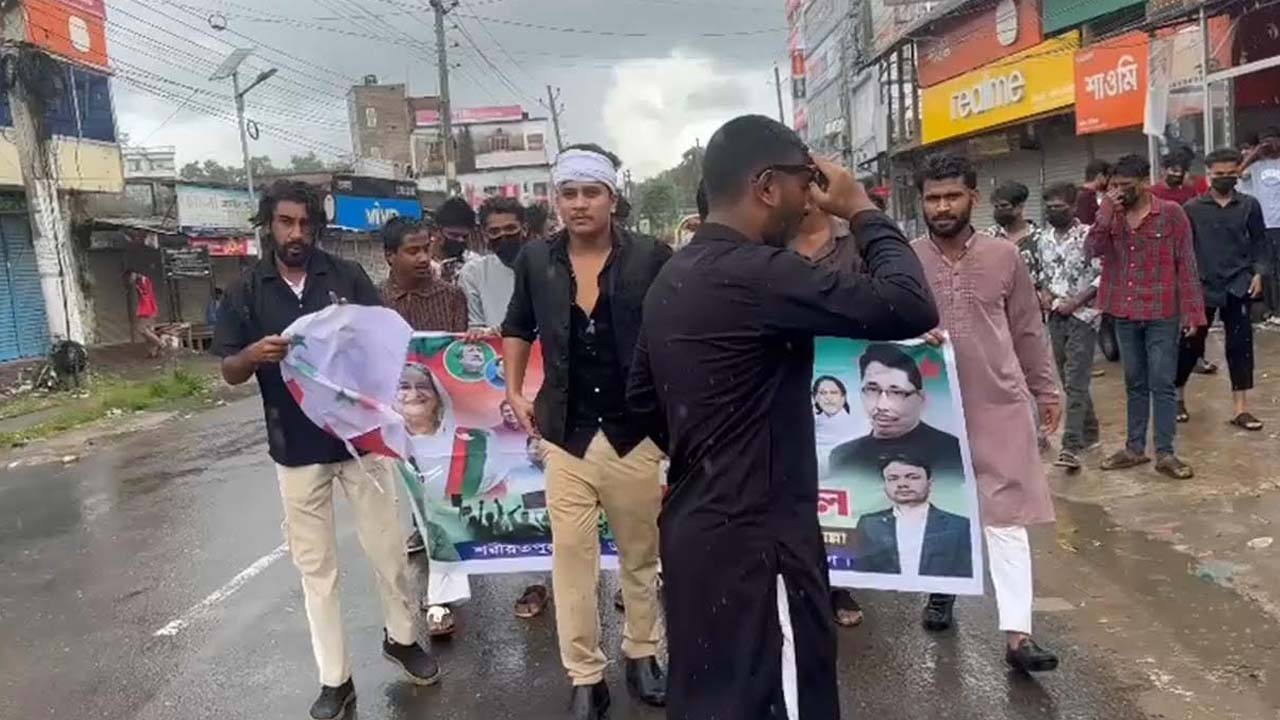 শরীয়তপুরে কাফন বেঁধে ঝটিকা মিছিল, আটক ছাত্রলীগ কর্মী