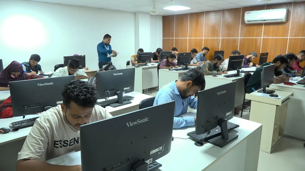 সরকারি এআই প্রশিক্ষণে ঢাকায় প্রতি সিটের জন্য লড়ছেন ৭০২ প্রার্থী